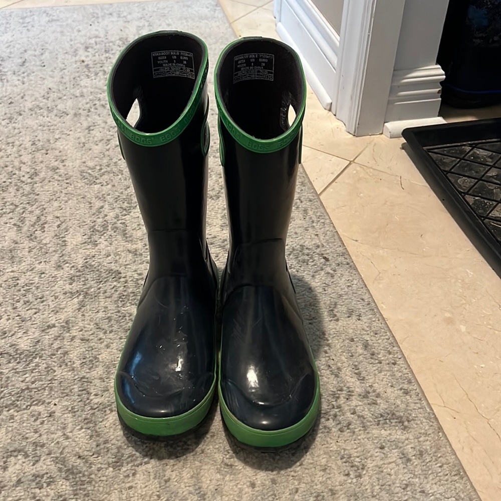 Boys Bogs Rain Boots. Size 5